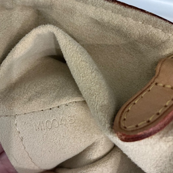 Louis Vuitton - Picture 4 of 7